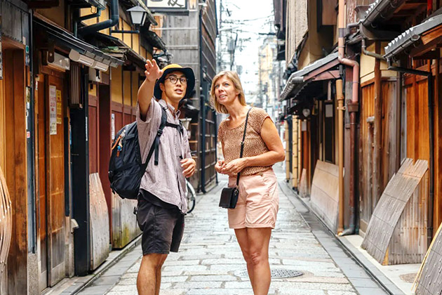 guide and client in Tokyo